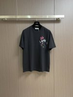 Loewe 罗意威 2025Ss手绘涂鸦刺绣Logo短袖T恤，采用180克迈巴赫爽棉面料，前幅采用进口机数码直喷，经5次打版调色，由深至浅，渐进过程自然而又丰富