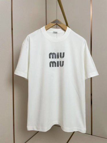 miumiu 2025新款字母圆领T恤 字母拉丝效果 高级感十足 十分耐看 双层螺纹领口 肩部通肩压条 280克纯棉面料舒适透气 黑白双色 男女同款 码数S-X