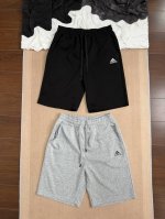 adidas阿迪达斯 经典贴布小标Logo 休闲情侣款短裤 面料方面 精选高品质300G纯棉混纺面料 亲肤透气 柔软细腻 穿着凉爽无负担 适合日常休闲与轻运动场