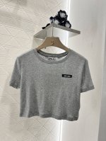 miumi*2025新品上架 短款字母 定制Yb进口棉府绸材质 弹力舒适 透气好穿 圆领短袖裁剪 凸显品牌格调 面料柔软带有弹力 短款露腰版型 呈现显瘦视觉效果