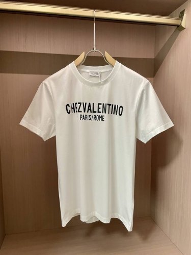 华伦天奴2025春夏新品经典著作Chez Valentino 印花T恤，定制柜台同步面料，一款非常经典的字母印花短袖无需太多的装饰点缀，成就了品牌影响力，三标齐