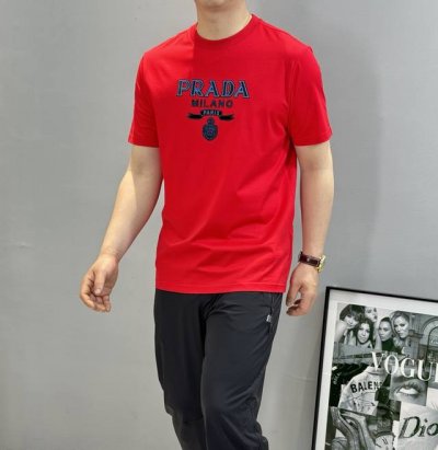 prada*25S夏季新款丝光棉T恤.可搭配套装.胸前prada蓝色精致绣花.凸凹感十足.层次分明. 超舒适透气的丝光棉，190G面料.吸汗性和透气性都很好，手