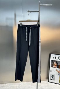 Dio*R 迪奥2025Ss 春夏薄款裤 .超级无敌大爆款驾到 立体直筒裤 立体修身设计 打造出清爽利落的休闲风格 配以品牌经典织带设计 更添时尚风采 张弛有度