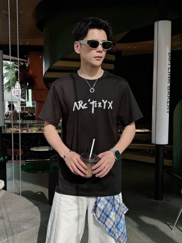 始祖鸟独家专供新款原单男士休闲短袖 高端定制 高版本 时尚百搭爆款进口面料 手感超柔软细腻 穿着亲肤舒适 高端精品 代工厂p精细做工 上身非常赞 男士必备单品