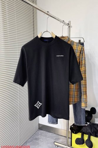 g529 Lv路易威登 新款字母印花双层重工短袖T桖 字母图案不管是T桖还是卫衣都是每年的爆款单品 前幅大面积印花采用大康丽数码印花机直喷 成本极高 经过多次的