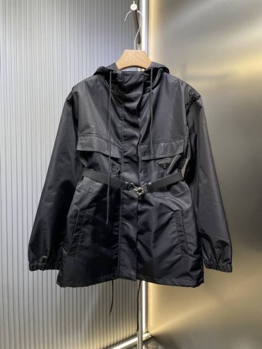 prada 顶级复刻 2025新品上架腰带连帽夹克冲锋衣外套 定制Yb进口冲锋尼龙材质 挺括有型 质感上乘 连帽抽绳宽松冲锋衣版型 隐形衣襟设计细节体现质感 胸