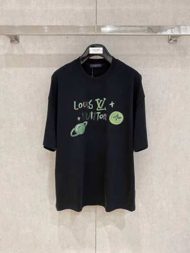 Louisvuitton 路易威登 2025Ss早春新品 走秀款印花棉质圆领短袖 T恤，定制高支纯棉面料打造，前幅字母印花图案，辨识度极高。 上身效果炸裂。万年