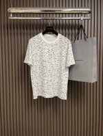 hermes 2025Ss春夏微阔圆领短袖T恤，几何设计 很有亮点，上身时尚而赋予现代气息感 原版微阔的剪裁，领口微微贴合颈部，让整体上身更显年轻时尚，面料在裁