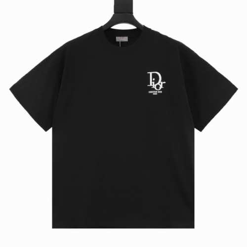 Dior 迪奥 25Ss 贴布老花字母刺绣短袖T恤 客供高克重定织260G32织双纱棉面料制作 面料手感扎实垂坠，亲肤透气， 具有良好的吸湿透气性 并且自带挺阔