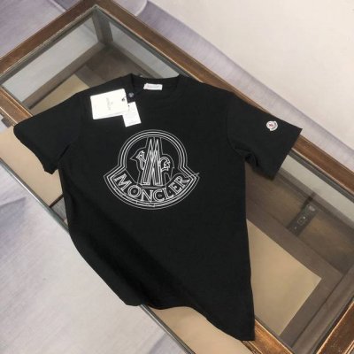 Cmoncler 蒙口 2025夏季新款短袖T恤 蒙口品牌，以精湛的工艺和独特的设计，赢得了广大消费者的喜爱。这款夏季新款T恤，以其立体重影字母设计展现出品牌的