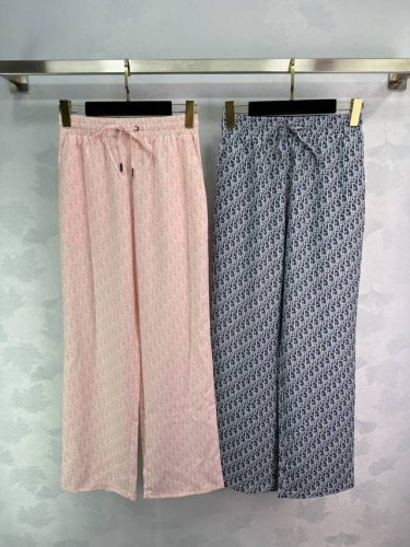 Dio*2025新品上架 印花衬衣长裤套装 定制Yb进口斜纹绸材质 印花工艺处理 呈现徽标字母图案 常青翻领衬衫裁剪 胸前口袋点缀 更丰富视觉效果 搭配同系列抽