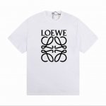 Loewe 罗意威经典字母短袖，上身超有质感不挑人 ！重磅棉质轻柔、软弹、透气的客供定制面料，手感细腻软顺厚实，耐洗不变形，耐磨不起球，不刺激皮肤。一切从舒适出