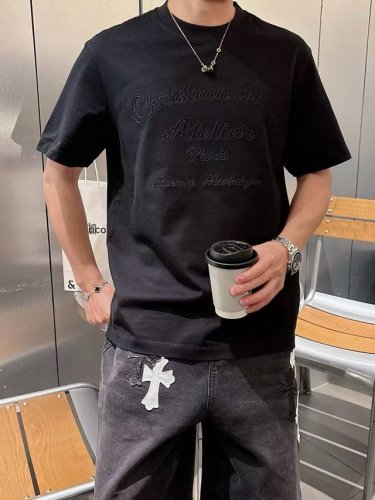面料控推荐 2025春夏新款 高支柔棉圆领T恤衫，纯色设计 看似简约的设计 侧面开衩设计 后背线条装饰 细节满满 重在面料客供定织Tencel天丝莱赛尔纤维面料