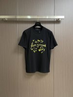 lv 2025Ss新款刺绣标识圆领T恤 采用有机棉凸纹面料和纹理Damier 提花 饰有刺绣标志 包括胸前绣1V徽章 这款单品非常夏天活动 为休闲款式增添了精致