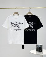 arcteryx*始祖鸟25夏季新款贴钻高克重短袖T恤,简约大气的设计感上身很洋气显瘦内搭外穿都看亲肤透爽男女均可驾驭，打破性别局限性。 颜色:黑色 白色 尺码