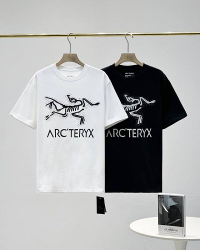 arcteryx*始祖鸟25夏季新款贴钻高克重短袖T恤,简约大气的设计感上身很洋气显瘦内搭外穿都看亲肤透爽男女均可驾驭，打破性别局限性。 颜色:黑色 白色 尺码
