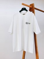 Dior Homme 迪奥 桀傲 Stone Island 石头岛 2025Ss联名新品 浮雕标识短袖Tee，面料采用300G32支双纱爽滑棉面料经过高温预缩处