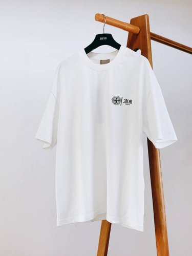 Dior Homme 迪奥 桀傲 Stone Island 石头岛 2025Ss联名新品 浮雕标识短袖Tee，面料采用300G32支双纱爽滑棉面料经过高温预缩处