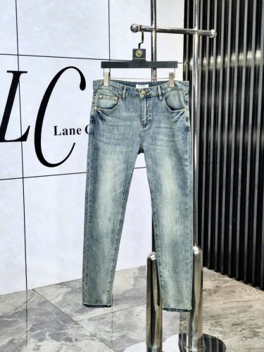 华伦天奴。官网专柜同步发售，2025Ss春夏新品男士休闲牛仔裤，原单品质，专柜定制原版牛仔面料，Logo图案设计，B裤身原版五金辅料装饰，立体清晰，效果逼真，C