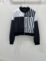 P350 Dio*迪 奥 25早春新款夹克外套 针织螺纹领口 经典黑白字母大Logo撞色低调又时髦 经典色耐看永不过时 版型随性慵懒 超级遮肉显瘦 日常穿搭休闲
