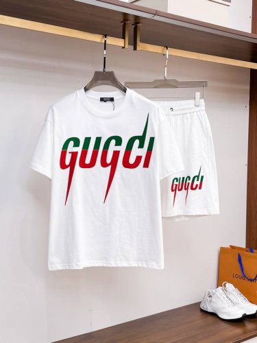 gucci古奇 2025新款短袖短裤套装，春夏最好看的一款纯棉套装，定制专柜纯棉面料，原版定织罗纹，车线整齐。上身时髦洋气、兼具了实穿性以及设计感 既有个性又不