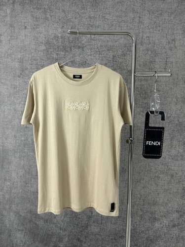 fendi 芬迪2025春夏新款Ff徽标图案休闲重工刺绣短袖T恤 本款短袖圆领T恤。桑蚕丝+纯棉材质高级感十足，胸部绣有灰色和黑色Ff Labyrinth图案刺