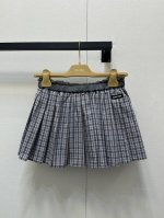 Miumi* 25Ss春夏新款 知识分子格纹短裙。原版开发！高版出品！定制色织面料 饰有品牌标识贴饰 网纱拼接蕾丝松紧腰头 穿搭建议露出腰头 百褶廓形下摆 一套