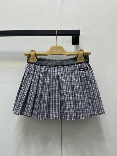 Miumi* 25Ss春夏新款 知识分子格纹短裙。原版开发！高版出品！定制色织面料 饰有品牌标识贴饰 网纱拼接蕾丝松紧腰头 穿搭建议露出腰头 百褶廓形下摆 一套