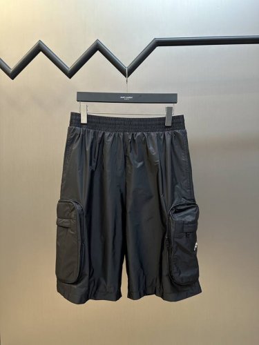 Moncler 三方联名 可收纳 尼龙短裤 选用定制锦纶尼龙面料制成 通过高密度经纬编织技术打造抗撕裂表面 单层克重精准控制在150G 左右 使其质地轻盈 穿着