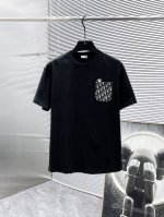 迪奥 Dior 2025新款 圆领 短袖 T恤 ，高端版本！专柜定制面料 透气舒适度高，细节无可挑剔，品牌元素设计理念，体现高品质。手感细腻柔软！呈现休闲裁剪，