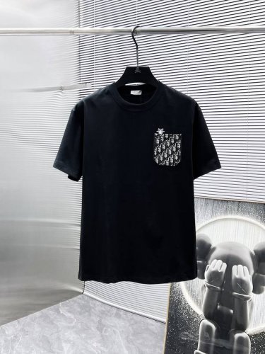 迪奥 Dior 2025新款 圆领 短袖 T恤 ，高端版本！专柜定制面料 透气舒适度高，细节无可挑剔，品牌元素设计理念，体现高品质。手感细腻柔软！呈现休闲裁剪，