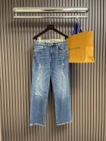 Dior 新款标识牛仔裤 进口土耳其纯棉牛仔牛面料 色泽靓丽，透气，修身版型 微弹力面料 随意百搭 久洗不变形 不变色 经过岁月流逝颜色会越来越自然 上身效果极