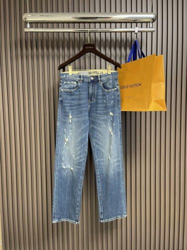 Dior 新款标识牛仔裤 进口土耳其纯棉牛仔牛面料 色泽靓丽，透气，修身版型 微弹力面料 随意百搭 久洗不变形 不变色 经过岁月流逝颜色会越来越自然 上身效果极