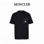 moncler蒙口Mc 标识口袋徽标短袖T恤 定制水韵摩尔平纹织锦，模版机开袋，预设的模板来指导开袋的位置，形状和大小，精确性确保了开袋效果质量，面料都经过浇洗