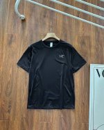 arcteryx 始祖鸟印花小Logo冰丝高弹速干透气短袖T恤 采用新品冰丝速干面料，不褪色不变形不缩水手感超级柔软 ，超适合夏天，柔软光滑 上身柔和舒B118