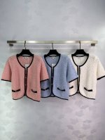 Chanel小香风短袖开衫 三色可选 粉、蓝、白 ，黑色边线撞色有看点，面料高级，柔软舒适，女神必备款。3色3码Sml T226B