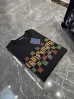 Lv 25Ss最新刺绣新品短袖！最顶级的品质专柜原单，顶级制作工艺进口面料，专柜款独特设计，采用进口高端订制进口丝线手感一流！ 颜色：黑色 码数：Xs-L