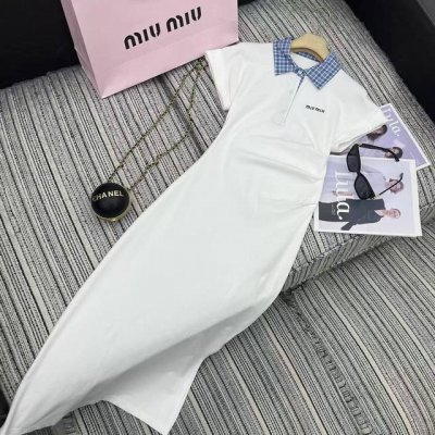 17665# miu 25春夏新款 polo领褶皱收腰不规则开叉连衣裙 腰间压褶收腰设计完美勾勒腰线 褶皱留有余空超级遮肉显瘦 格纹polo领设计 配色版型满满