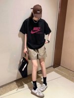 上新！Nike 耐克新款标志显著的字母T恤！超级吸睛！ 不仅保留了Nike传统的招牌风格，色调上的搭配效果自带层次，视觉上很有高街调性！重工艺高质感，棉质感强，