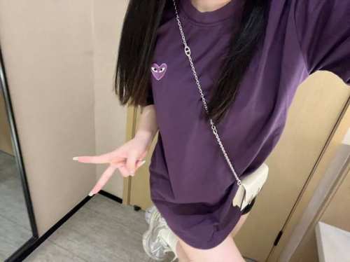 上新 100 Cdg川久保玲Play新款爱心刺绣酱紫色短袖 还没见过这么正的葡萄紫:太温柔了 这个颜色很衬肤色显白又出片 川久精致刺绣Logo 清冷高级感十足～