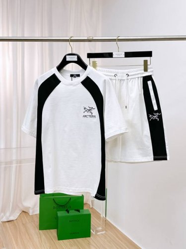 始祖鸟 25早春最新顶级经典双面料拼接款短袖套装，高端品质专柜原单圆领援助，顶级制作多口袋工艺进口面料，专柜款独特设计，采用进口高端订制进口丝线手感一流！官网在