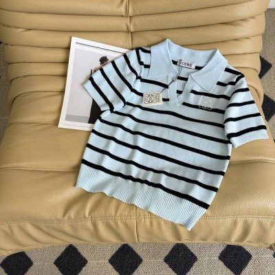 25Ss 春夏 Loe翻领条纹针织短袖上衣 简约条碰撞 细腻针织纹理 精致Logo标志刺绣点缀 彰显品牌奢华底蕴 领口与俏皮又优雅 颜色很夏天 三色三码