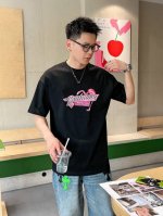 巴黎家 2025春夏新款首发专柜最新款短袖圆领T恤 高端订制 设计前卫时尚！品牌Logo重工艺设计 高端定制面料.手感柔软.穿着舒适.专柜级别精致车线.做工精细