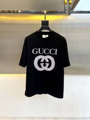 p200 gucc古驰、2025春夏新款 字母Logo圆领短袖T恤，春夏休闲穿搭必不可少，胸前字母印花完完全全体现在高级审美的做工上，印花字母做工更是精致大气，
