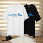Dior 最新爆款发泡印花图案纯棉高品质T恤 面料采用320G重磅水洗纯棉面料，撞色发散网点发泡印花图案。日常又特别，远看像发光字体 版型宽松，纯棉高克重面料，