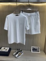 lv路易威登 2025新款套装采用客供独家进口定制面料，面料表面非常有质感显而易见，上身透气轻薄十分舒适，细节处彰显设计特色与精湛工艺，整体细节美妙绝伦！整体款