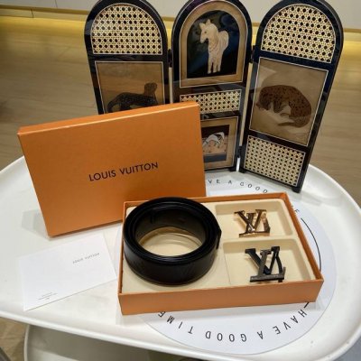 上新～时尚必备！路易威登经典皮带来袭！ Lv标志性老花元素，融入简约设计，每一处细节都彰显奢华质感。精选优质皮革，触感柔软且耐用，长久陪伴亦能历久弥新。 双扣头