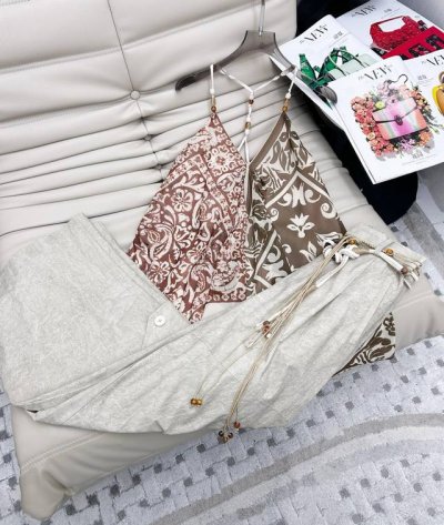25Ss新款 丝巾款系列 串珠肩带V领吊带上衣，Ins风复古辣妹风，演绎与众不同的时尚氛围，一套欧美风的撞色设计，让你在人群中脱颖而出，无论是日常出街，还是度假