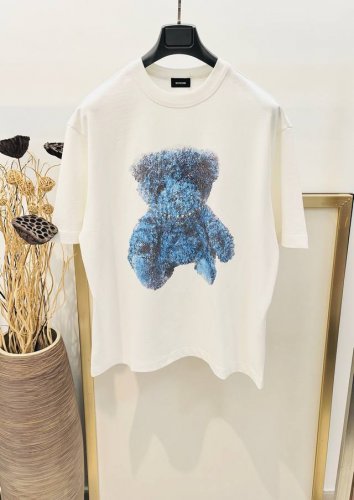 Size：S M L Xl 黑 白两色 Os宽松版 男女同款 197353825002 Welldone2025春夏系列3D项链卡通熊Logo字母重磅纯棉半袖T