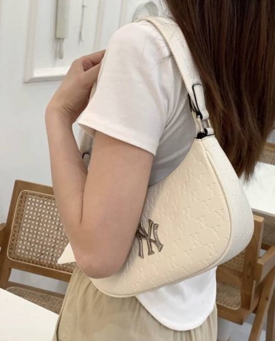 上新 原单高品质 Mlb专柜款压纹满印腋下包 云朵包 最近爆火 质感超级好 原版面料辅料定制五金，品质没得挑。回头率拉满！容量大，满足日常出行所需。实用性很高强